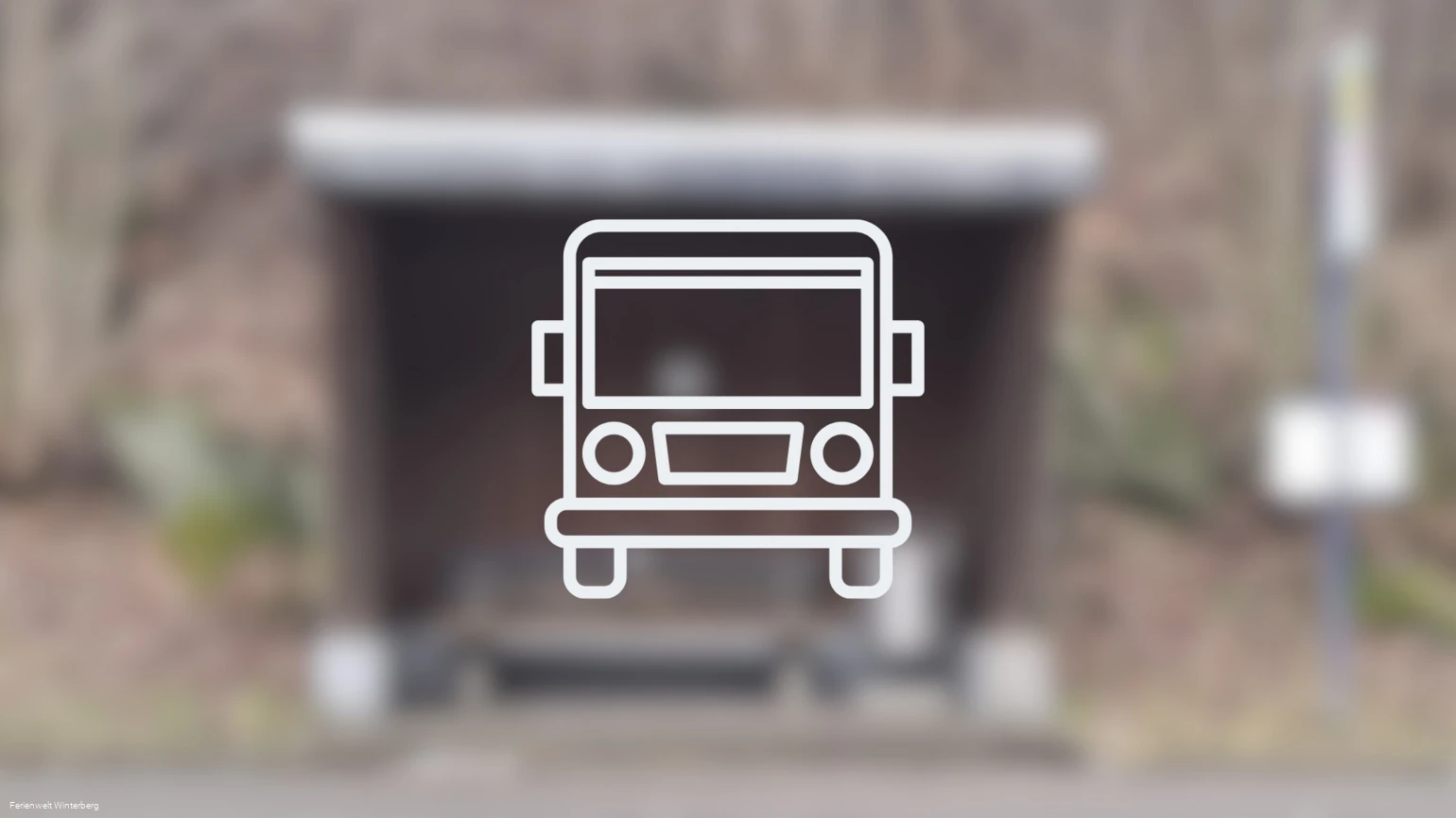Ein verschwommenes Bild eines Bushaltestellen-Häuschens mit der Zeichnung eines Busses im Vordergrund. Dieses Bild dient als Symbolbild für Bushalt... Ein verschwommenes Bild eines Bushaltestellen-Häuschens mit der Zeichnung eines Busses im Vordergrund. Dieses Bild dient als Symbolbild für Bushaltestellen.
