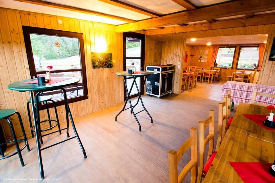 Innenansicht der gemütlichen Hütte am Rabennest