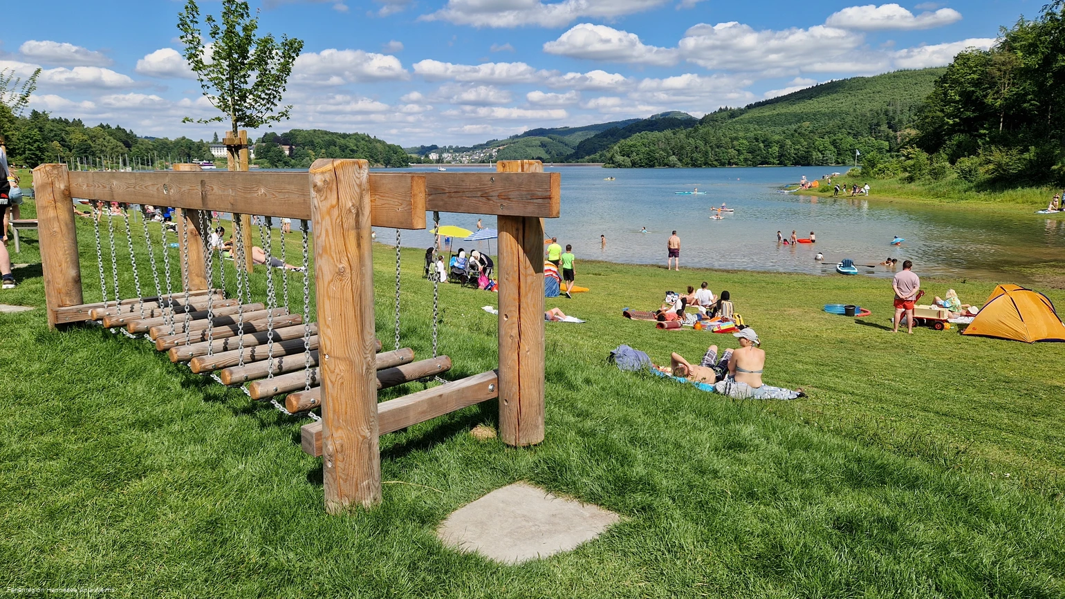 Barfusspfad Hennesee Wackelbrücke