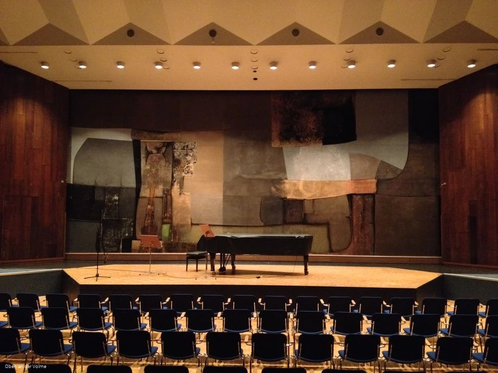 Das Saal der Stadthalle mit dem Kunstwerk im Hinte