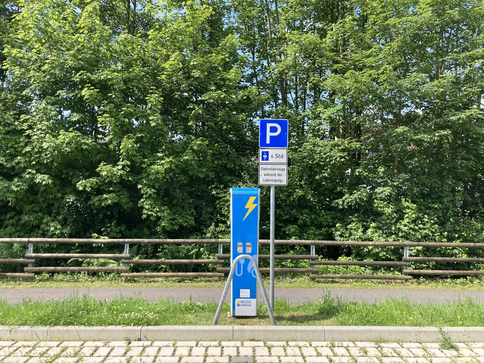 E Auto Ladesstation Hützemerter Bahnhof.jpg