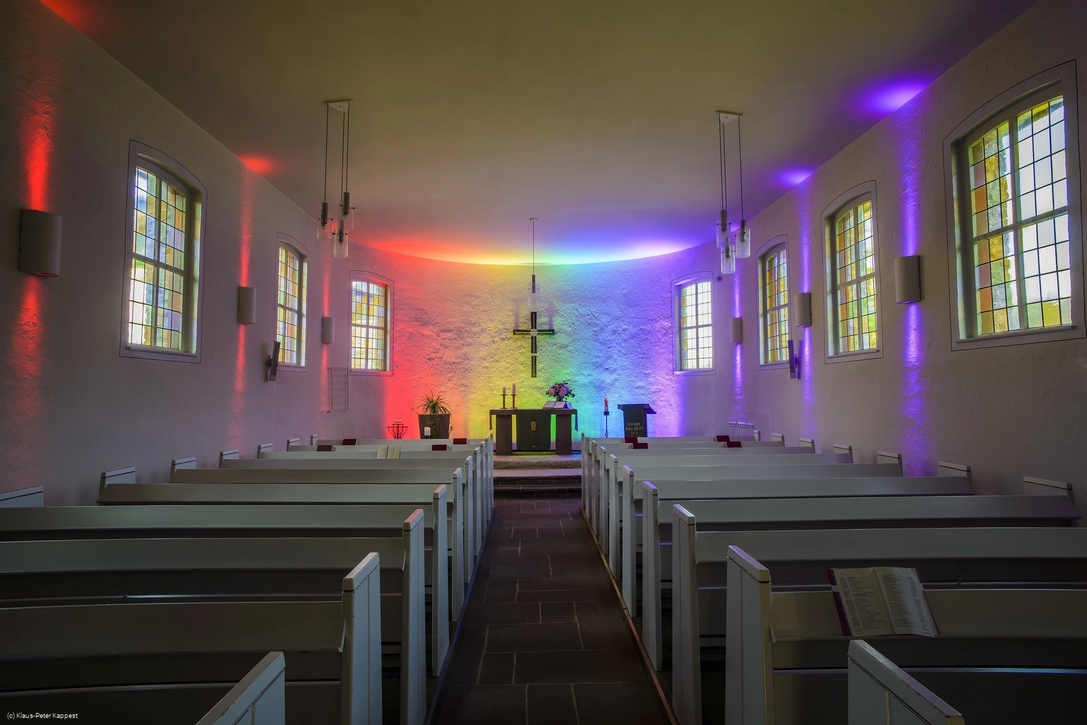 Regenbogen-Lichtspiel in der Lichterkirche Rattlar