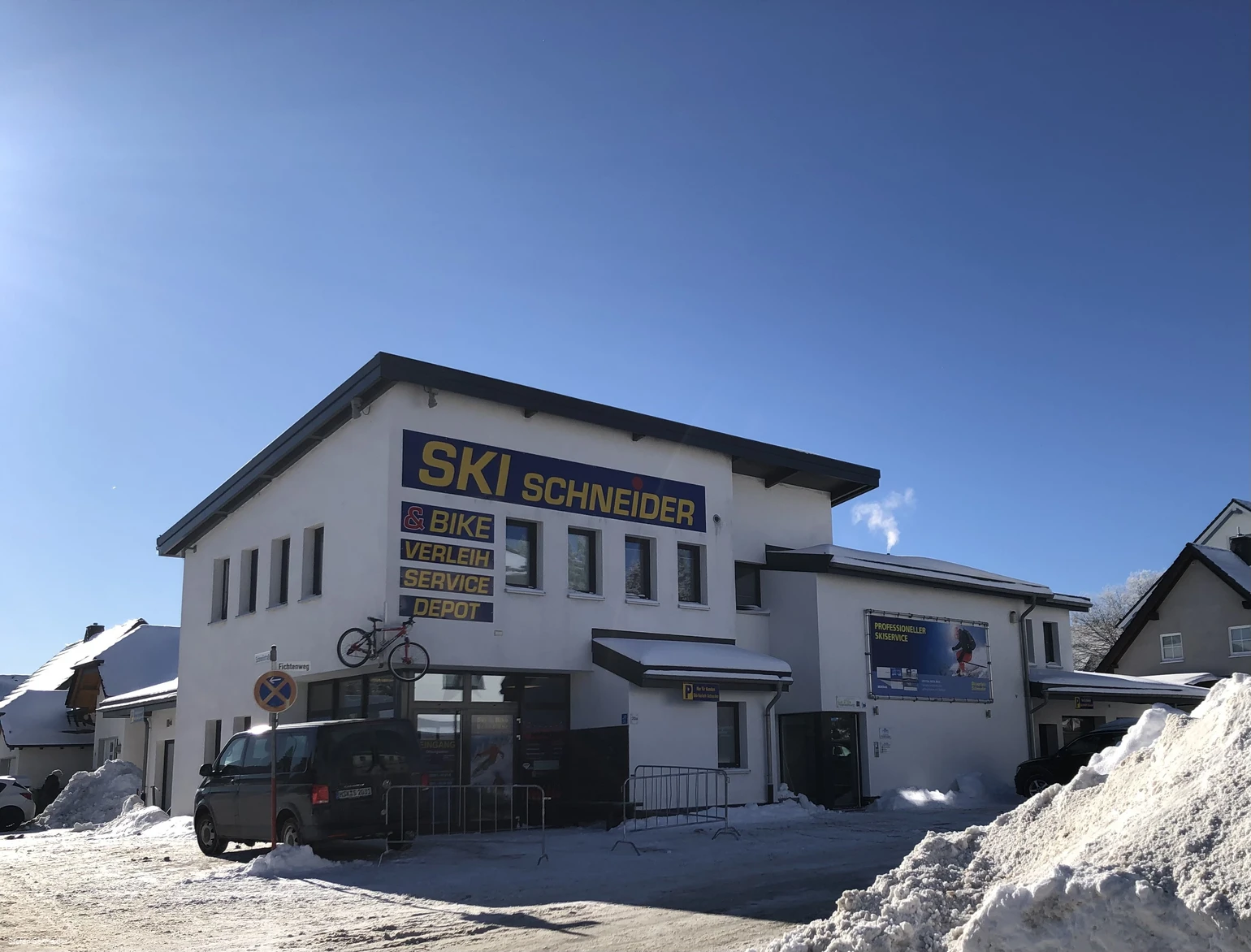 Außenansicht des Skiverleihs Schneider. Außenansicht des Skiverleihs Schneider.