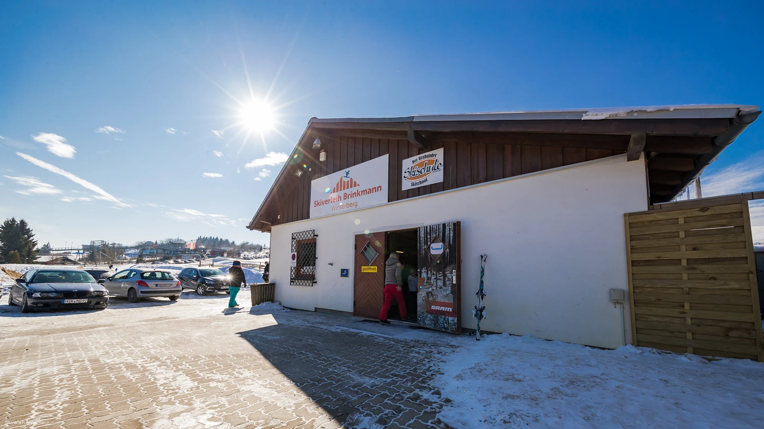Außenansicht des Skiverleihs Brinkmann an der Kappe.
