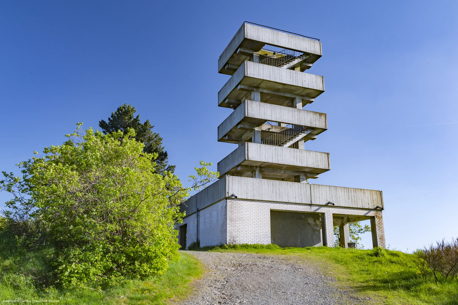Turm aus Beton mit mehreren Etagen und Treppenaufgängen vor blauem Himmel. Turm aus Beton mit mehreren Etagen und Treppenaufgängen vor blauem Himmel.