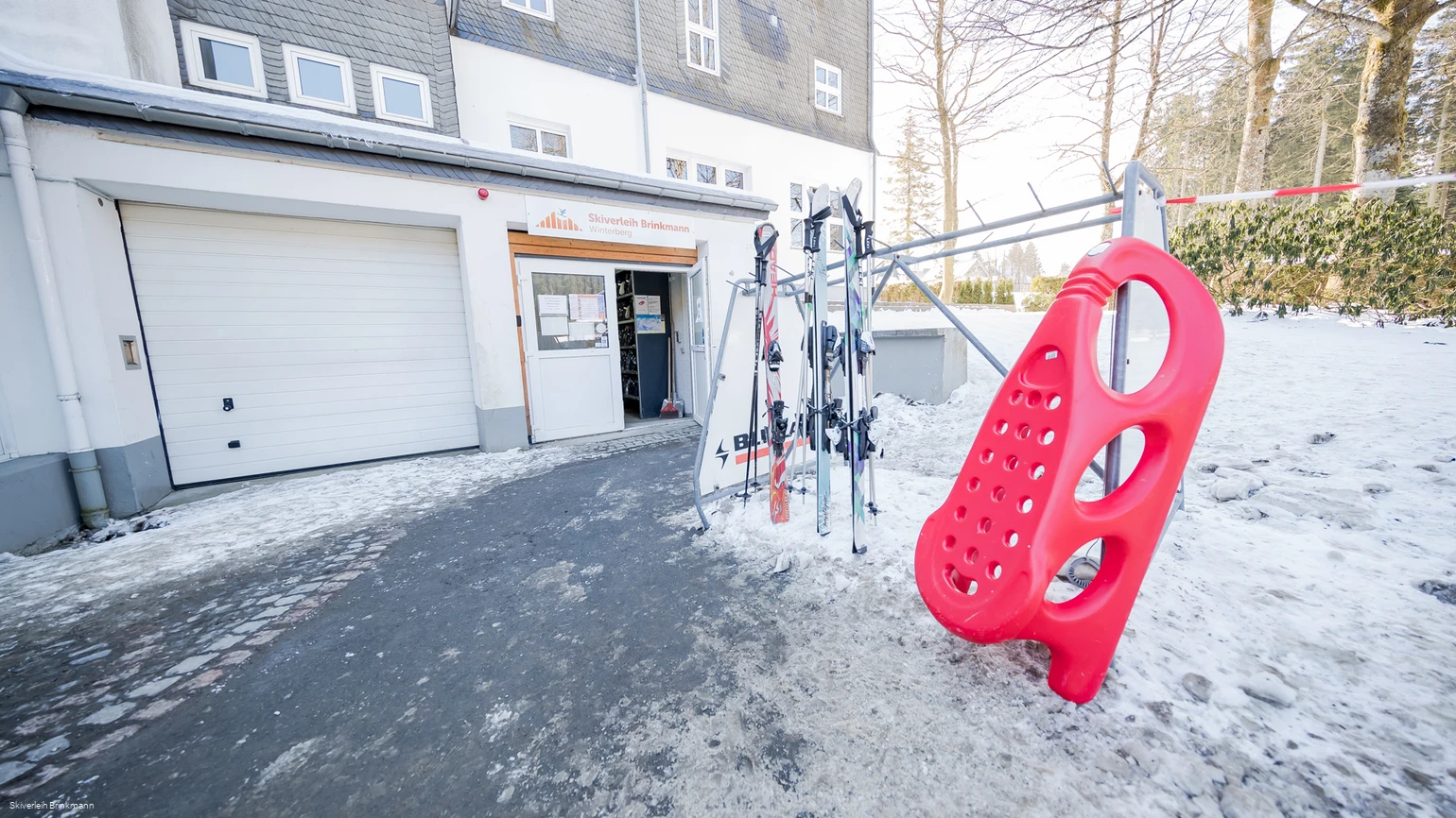 Außenansicht des Skiverleihs Brinkmann am Hostel Erlebnisberg Kappe.