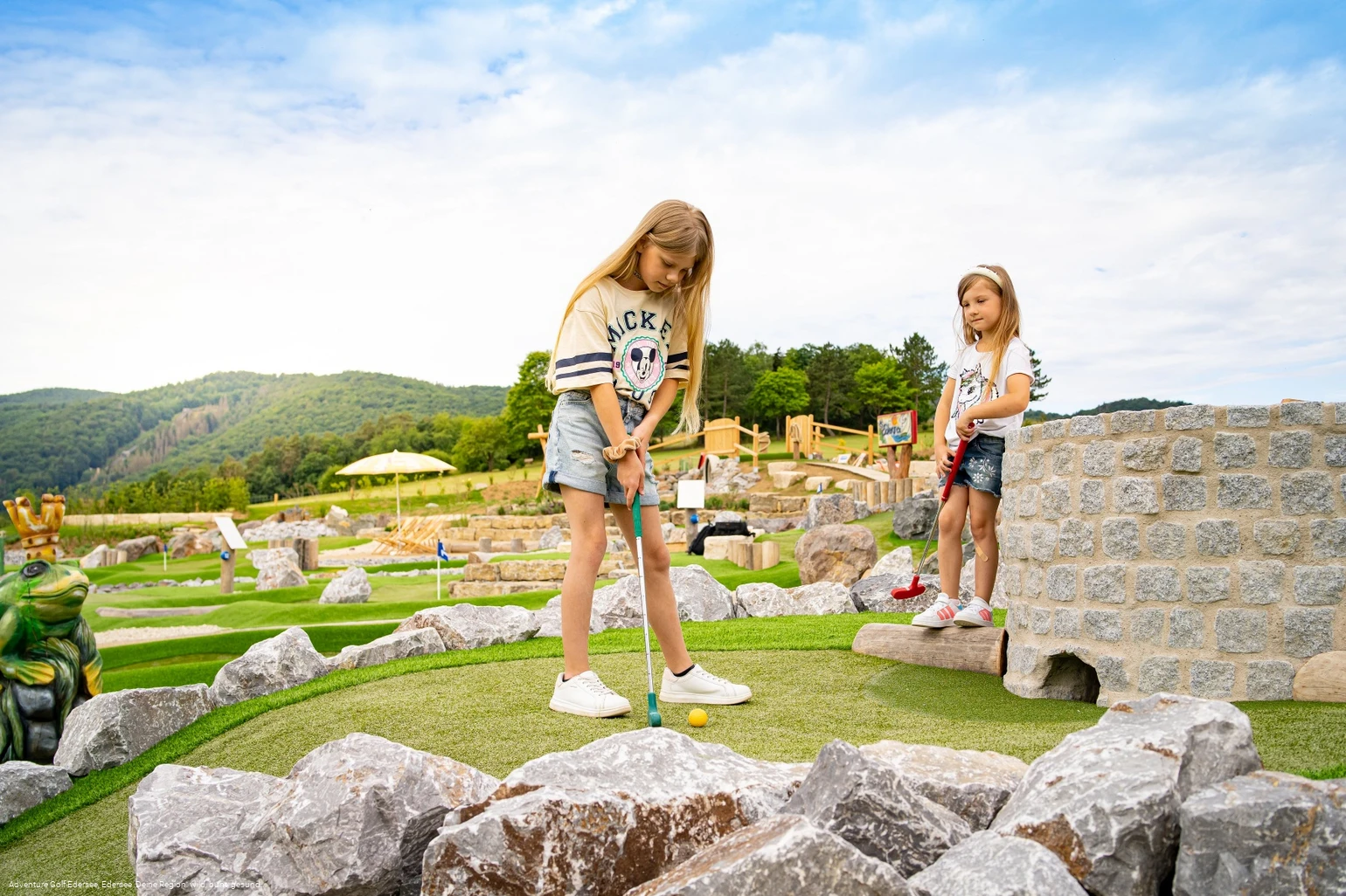 Konzentration auf der Adventure Golf Anlage Edersee