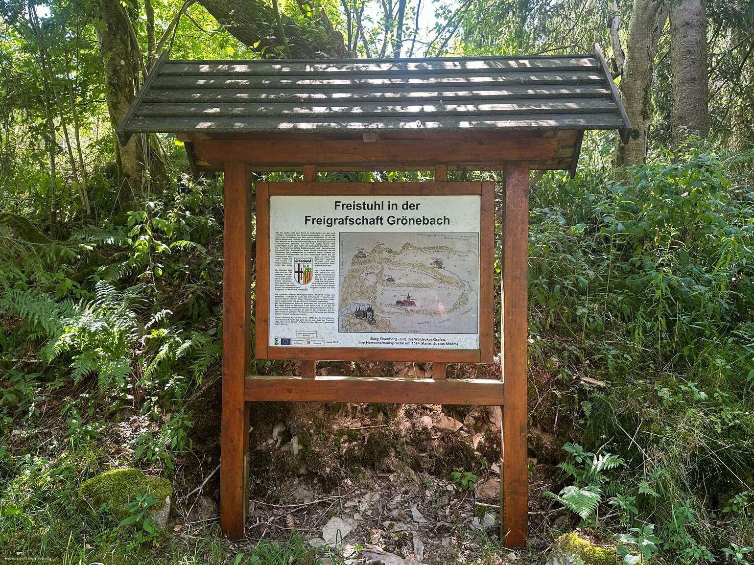 Informationstafel zum Freistuhl in der Freigrafschaft Grönebach.