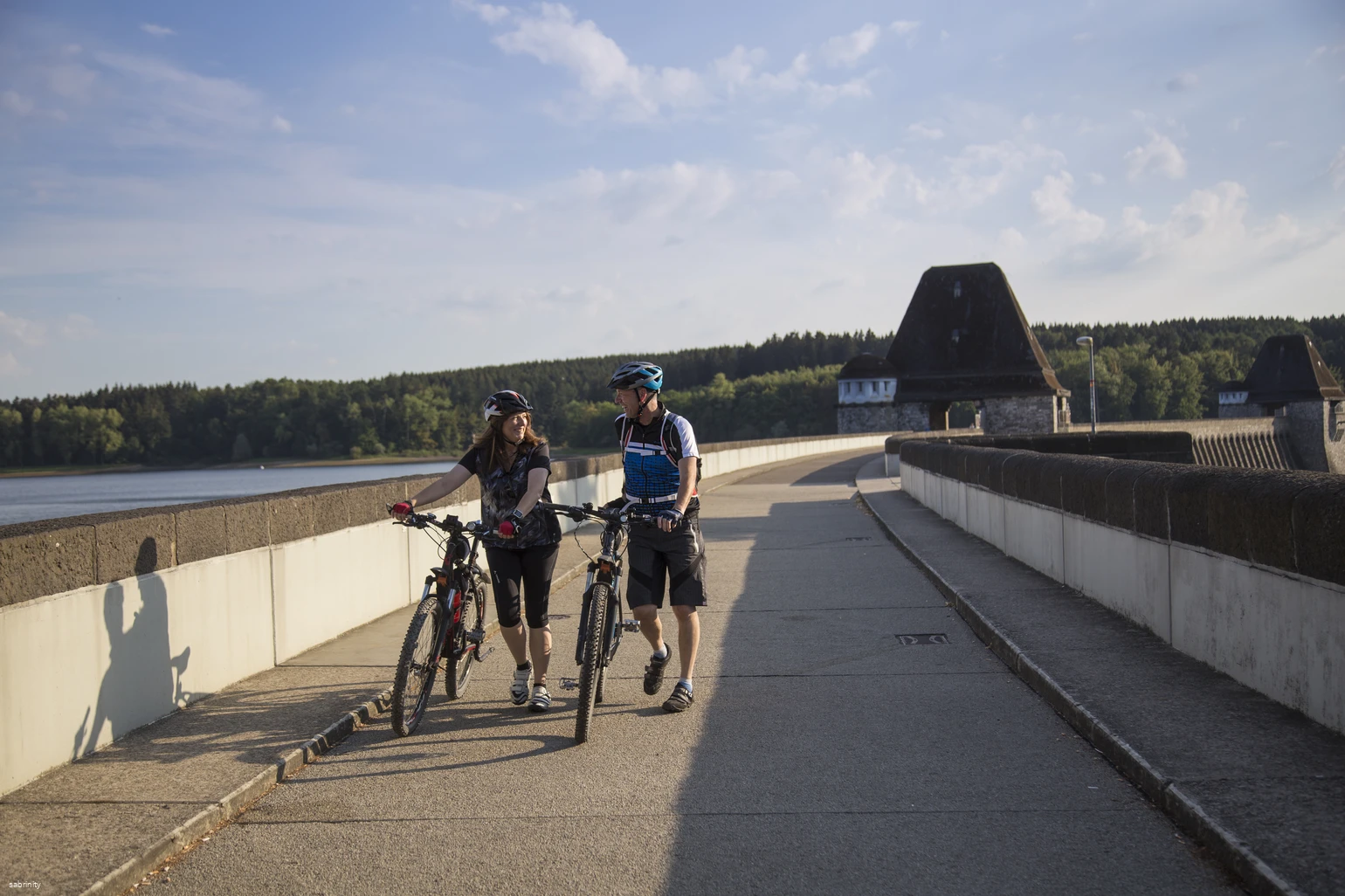 Radfahrer auf der Staumauer
