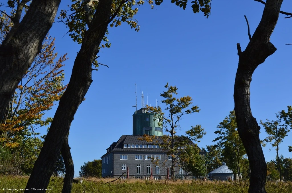 Astenturm auf dem Kahlen Asten bei blauem Himmel