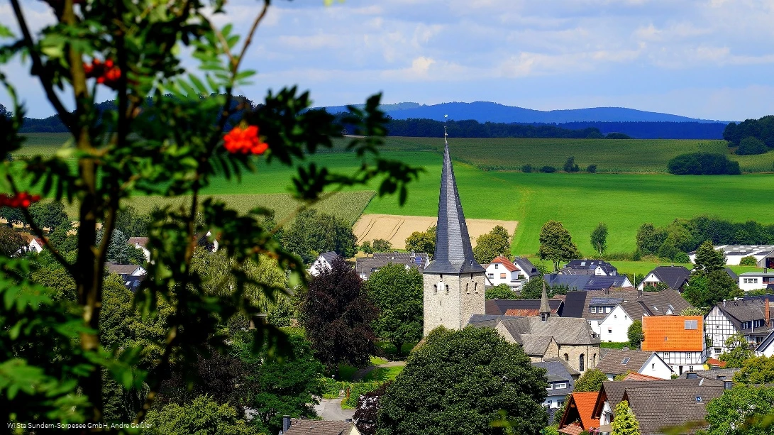 Stockum mit den schiefen Kirchturm
