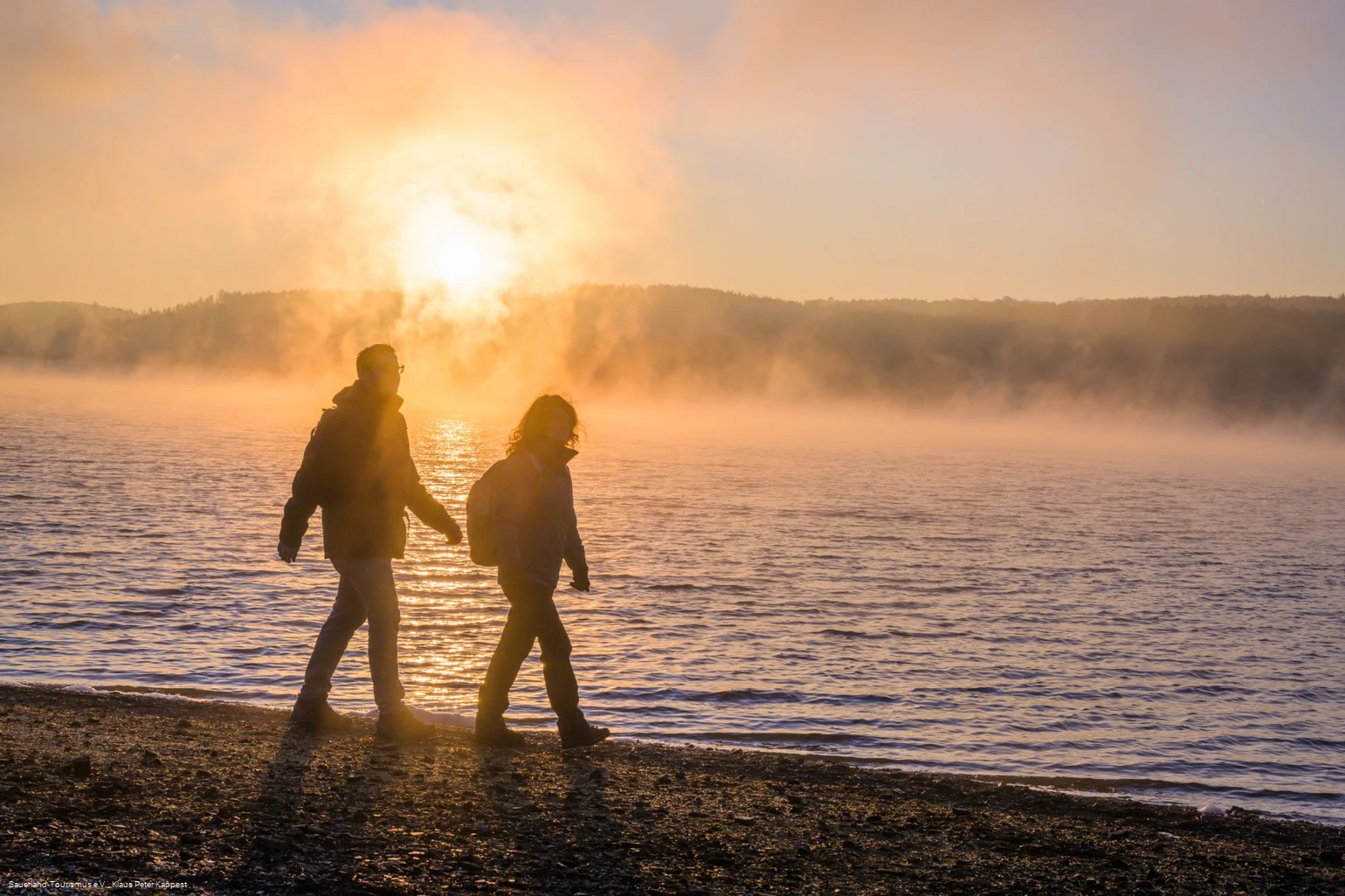 Wanderer im Morgengrauen am Möhnesee