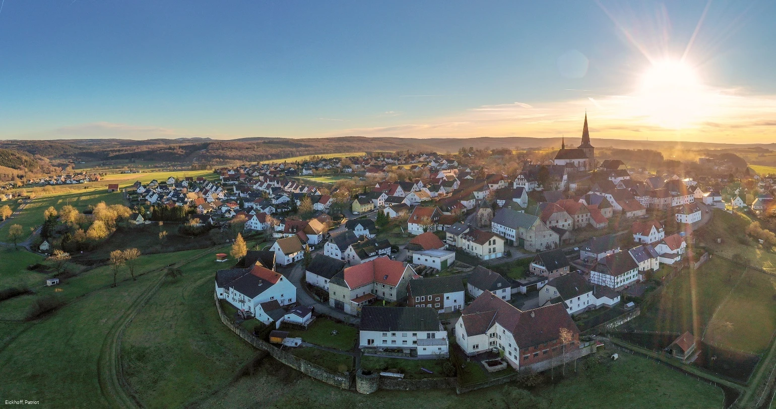 Blick auf das Bergdorf Kallenhardt