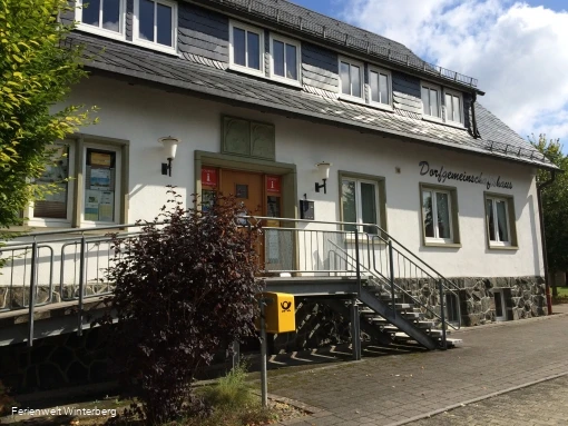 Außenansicht des Gebäudes, in welcher die Tourist Information in Niedersfeld untergebracht ist.