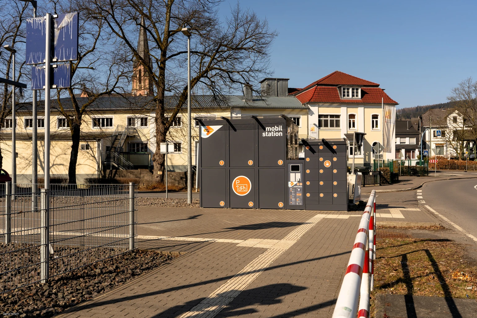 Kirchhundem-Welschen_Ennest_Bahnhof-Fahrradbox_René_Hirsch_DSC04955.jpg Kirchhundem-Welschen_Ennest_Bahnhof-Fahrradbox_René_Hirsch_DSC04955.jpg