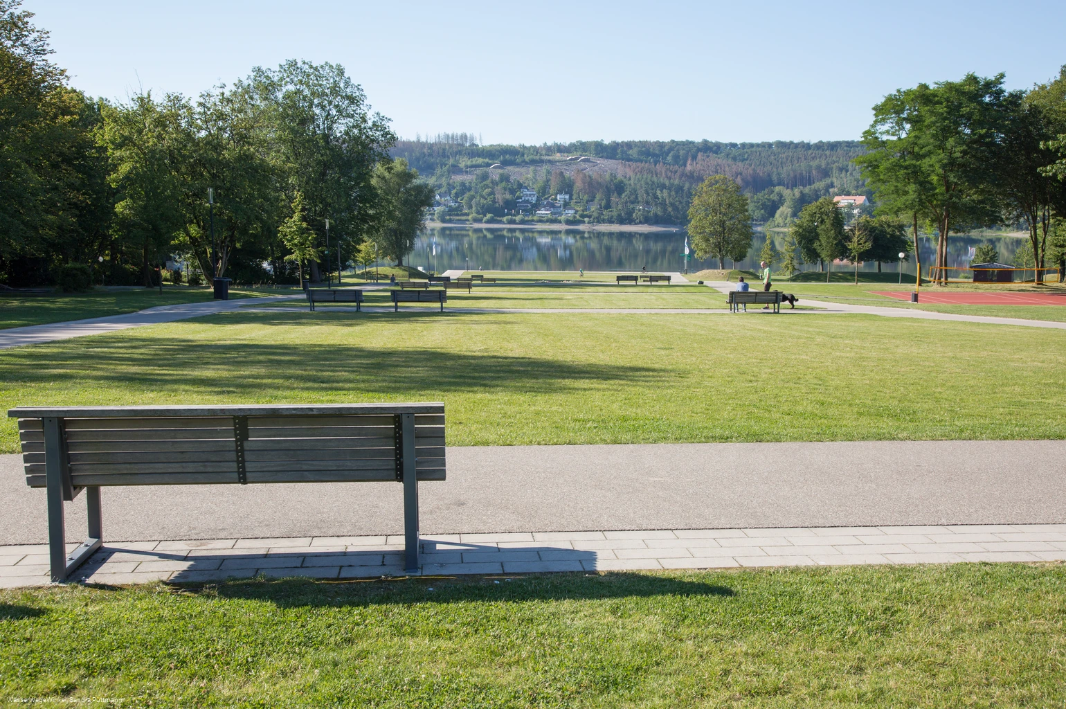 Seepark mit Blick auf den Möhnesee