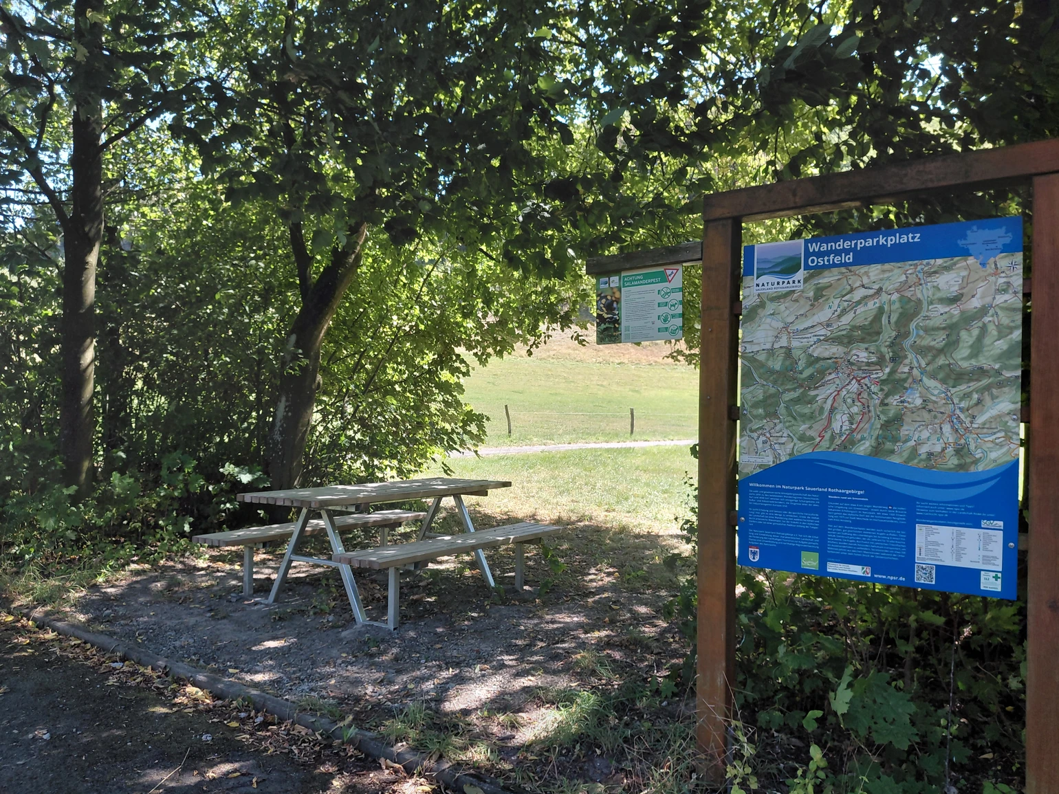 Infotafel und Ruhebank