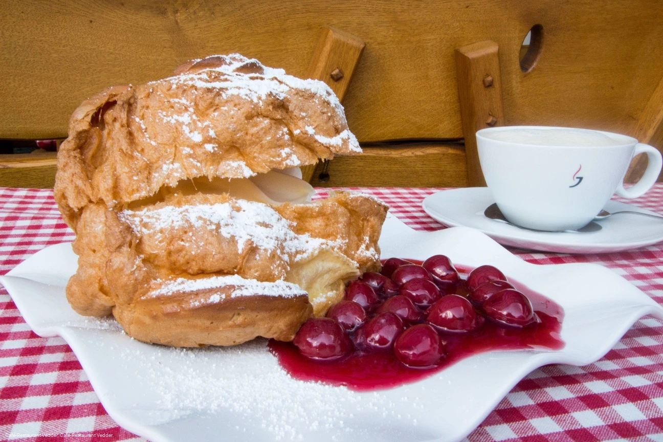 Leckere Windbeutel genießen - © Café-Restaurant Vedder Leckere Windbeutel genießen - © Café-Restaurant Vedder