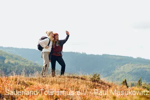 Zwei Frauen machen ein Selfie vor schöner waldreicher Kulisse
