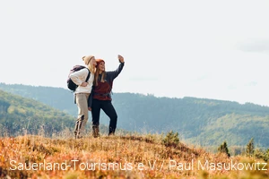 Zwei Frauen machen ein Selfie vor schöner waldreicher Kulisse