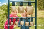 Kinder am Kuhglockenspiel auf dem Milch-Erlebnispfad Usseln