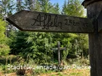 Schwarzes Kreuz  und  Wegweiser nach Affeln