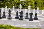 Ein großes, ins Pflaster integriertes Schachspiel.