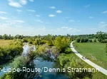 Fietser langs de rivier Lippe vastgelegd door drone