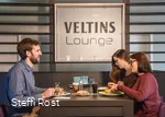 Een groep eet in de Veltins Lounge van de Oversusms in Winterberg.
