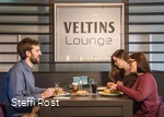 Een groep eet in de Veltins Lounge van de Oversusms in Winterberg.