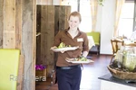Kellnerin serviert Salate bei Steinbergs Wildewiese.