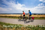Radfahrer zwischen den Feldern