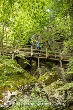 Brücke am Felsen