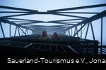 Blick vom Schombergturm im Frühnebel beim wandern auf dem Sauerland-Hoehenflug