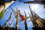 Kind spielt auf einem Spielplatz im Sauerland