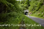 Twee fietsers voor de Fledermaustunnel op de SauerlandRadring