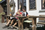 Zwei Radler machen Pause bei Steinbergs Wildewiese.