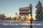 Verschneiter Rothaarsteig-Wegweiser