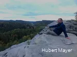 Hubert Mayer genießt die Landschaft auf einer seiner Reisen.