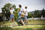 Eine Familie beim Minigolfen am Diemelsee. Ein Sohn bereitet seinen nächsten Schlag vor.