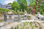 Eine Familie am Wasserbecken im TalVital.