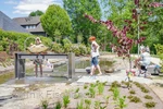 Eine Familie am Wasserbecken im TalVital.
