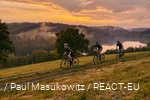 Drei Gravelbiker unterwegs in der Bike Arena Sauerland am Hennesee.