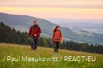 Wanderer unterwegs in den Sauerland-Wanderdörfern.