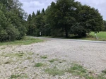 Ein Parkplatz neben einer Straße.
