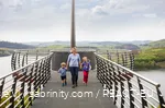 Een moeder bezoekt de Skywalk Biggeblick met haar kinderen.