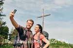 Ein Pärchen erkundet die Sauerland-Wanderdörfer.