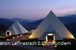Zicht op de verlichte piramides van Sauerland in de avond.