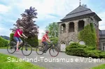 Twee fietsers voor de elektriciteitscentrale in Finnentrop.