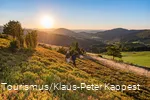 Zwei Wanderer im herbstlichen Sonnenschein.